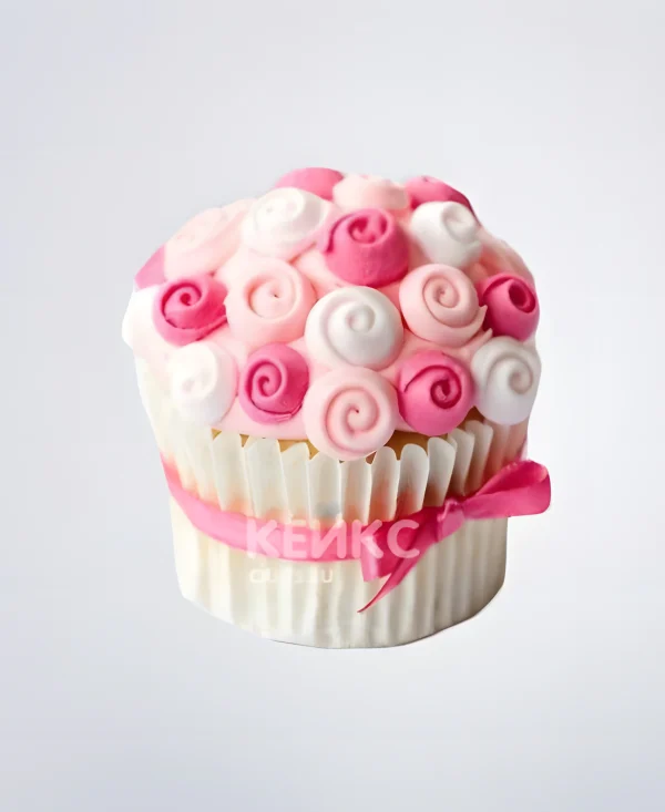 Праздничные капкейки, украшенные цветочным букетиком Фото