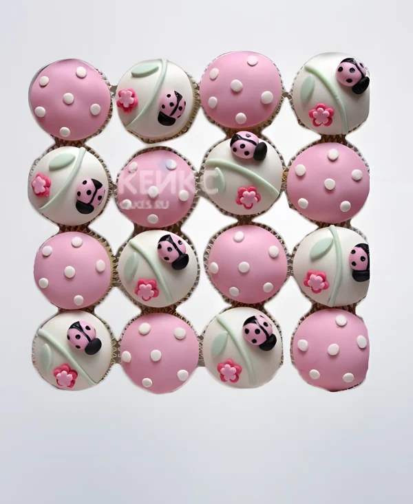 Розовые капкейки с божьими коровками и цветами для девочки Фото