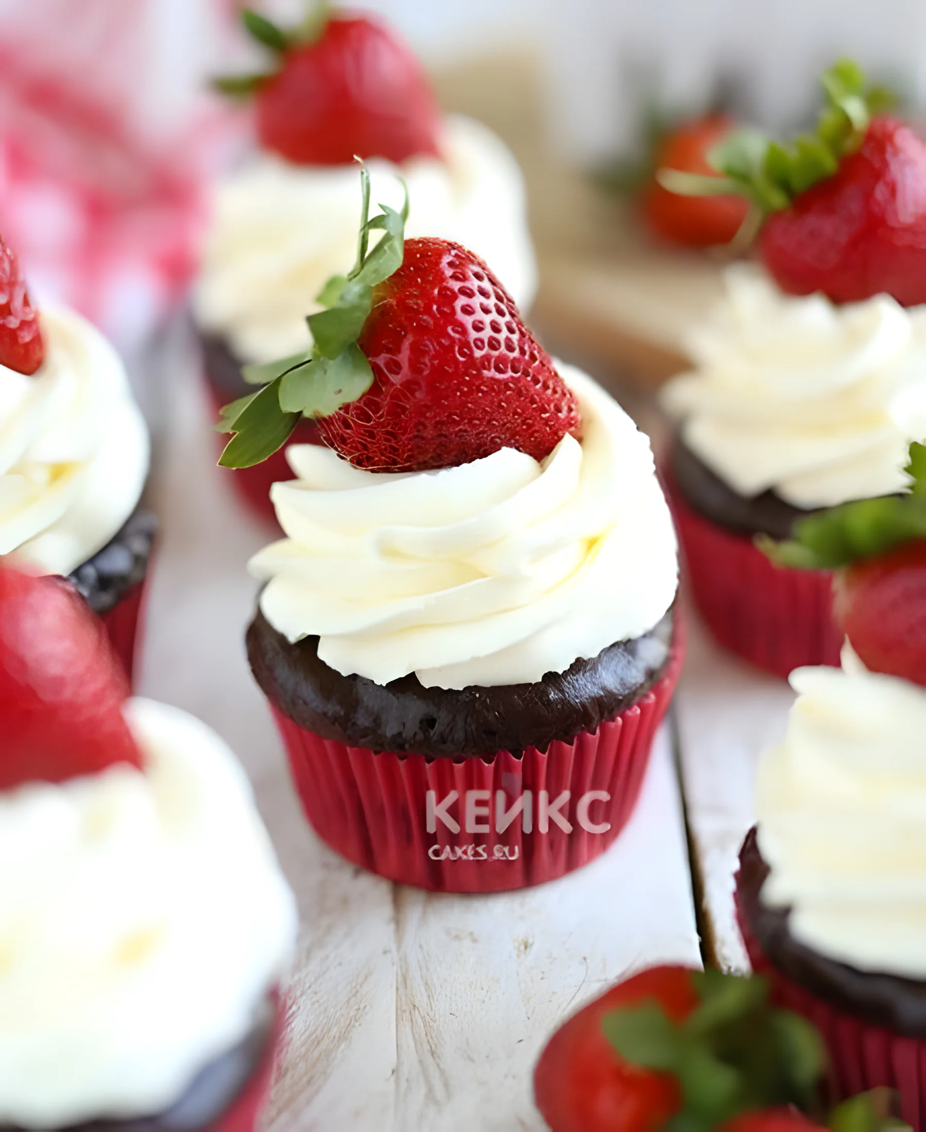 Капкейки со свежей клубникой для девушки Фото