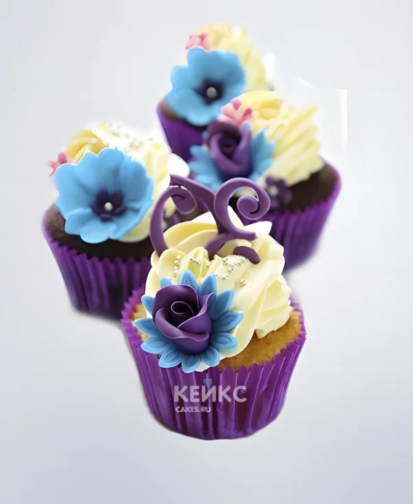 Капкейки с голубыми и сиреневыми цветочками для мамы Фото