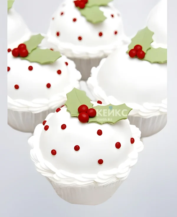 Белые капкейки в красный горошек с падубом для мамы Фото