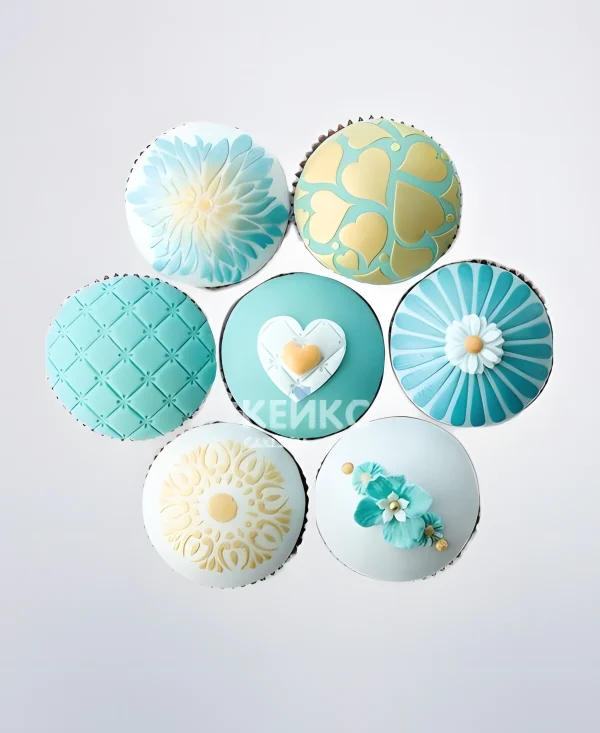 Вкусные капкейки для мамы в нежно-голубом оформлении Фото