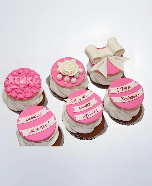 Бело-розовые капкейки с цветами и надписью для мамы Фото