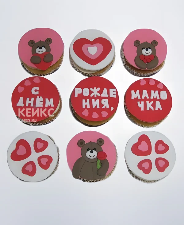 Милые капкейки с медвежатами и надписью для мамы Фото
