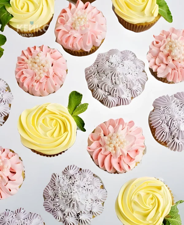 Разноцветные капкейки с цветами для мамы Фото