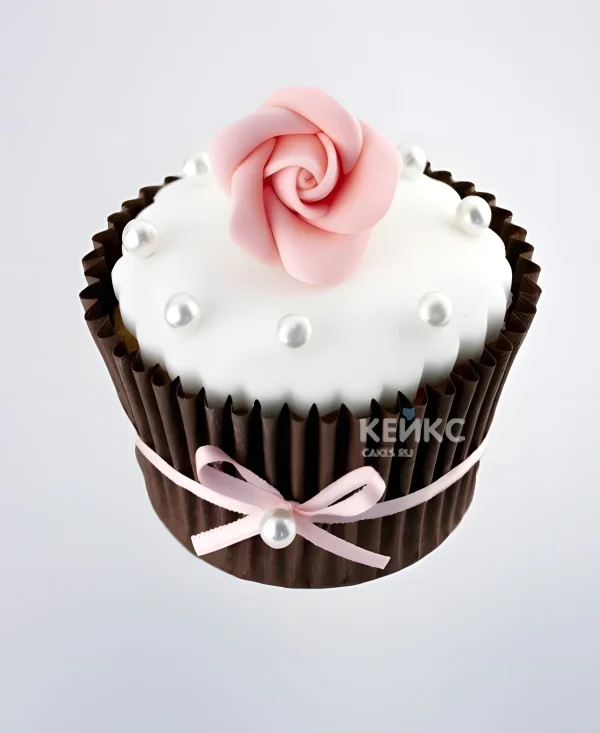 Белые капкейки для мамы с розовыми цветочками Фото