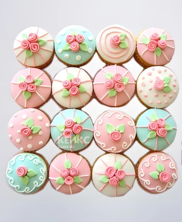 Бирюзово-розовые капкейки с маленькими цветочками для мамы Фото