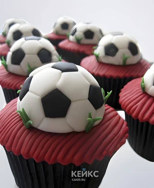 Капкейки парню с фигурками футбольных мячей Фото