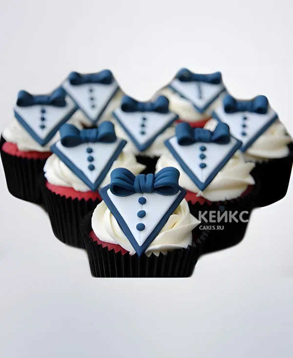 Капкейки парню с синим галстуком-бабочкой Фото