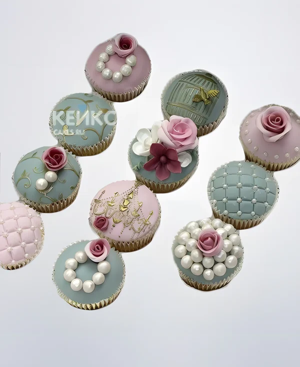 Красивые капкейки с маленькими цветочками для свекрови Фото