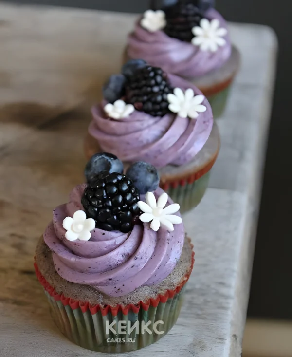 Ягодные капкейки с ежевикой  и черникой Фото