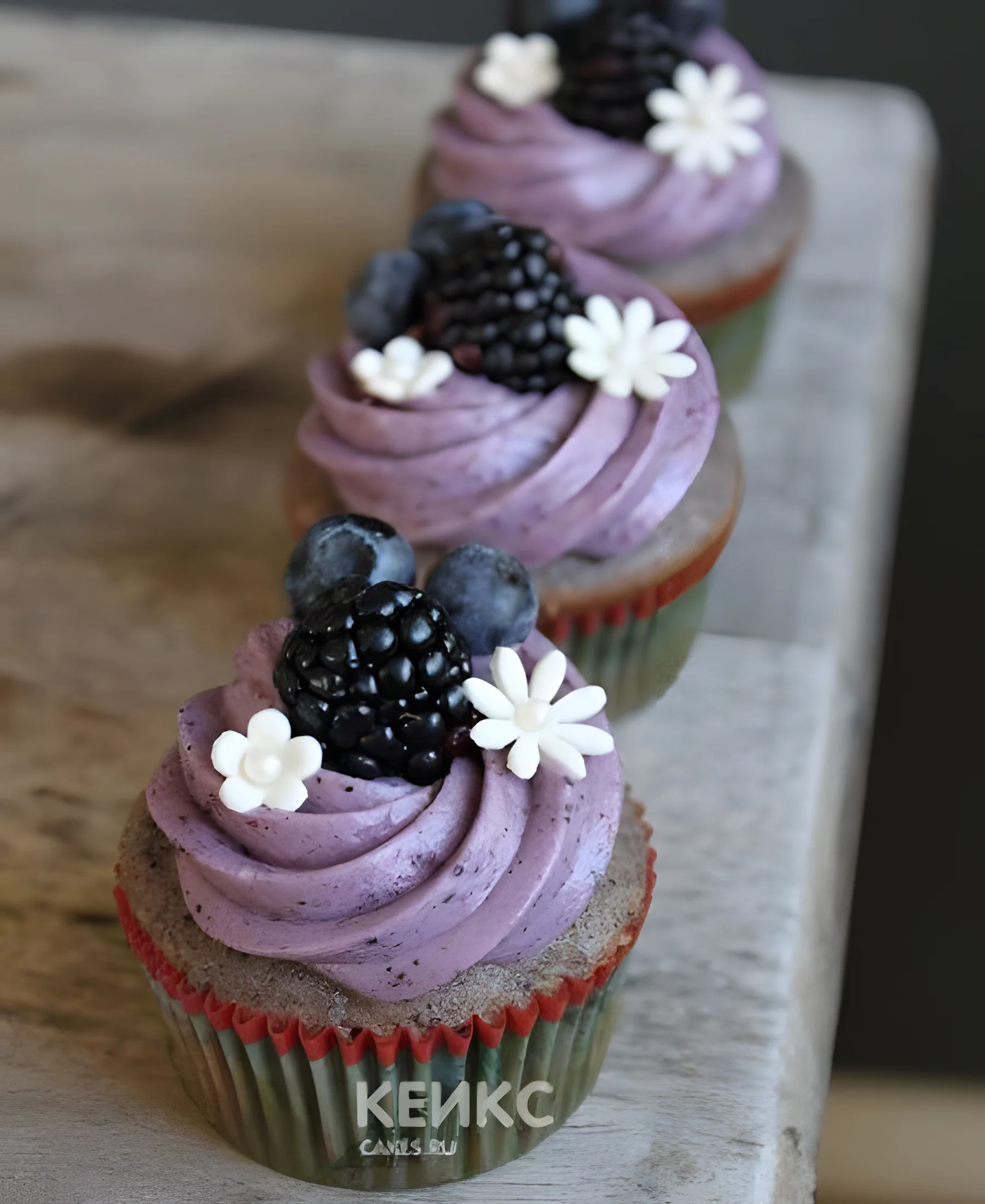 Ягодные капкейки с ежевикой  и черникой Фото