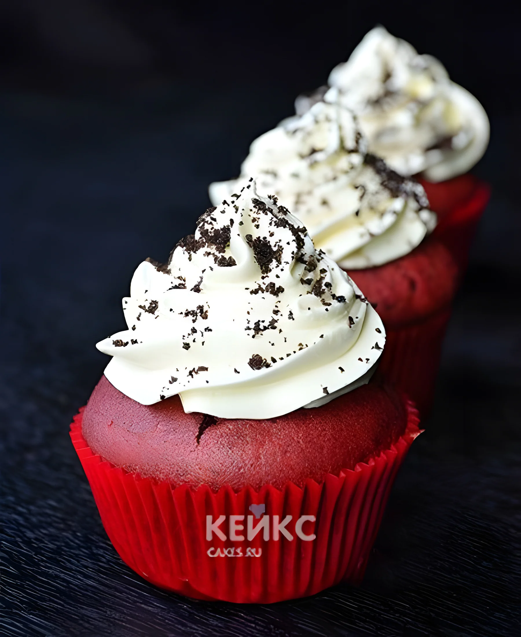 Пирожные капкейки красный бархат Фото