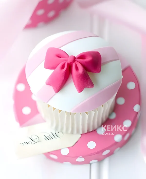 Капкейки на годик девочке с бантиком в розовых тонах Фото