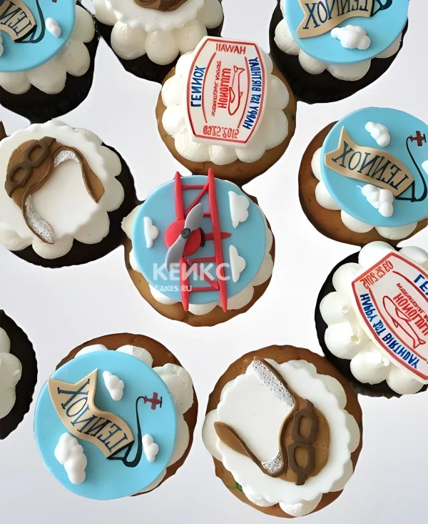 Милые капкейки с самолетами и облаками на годик Фото