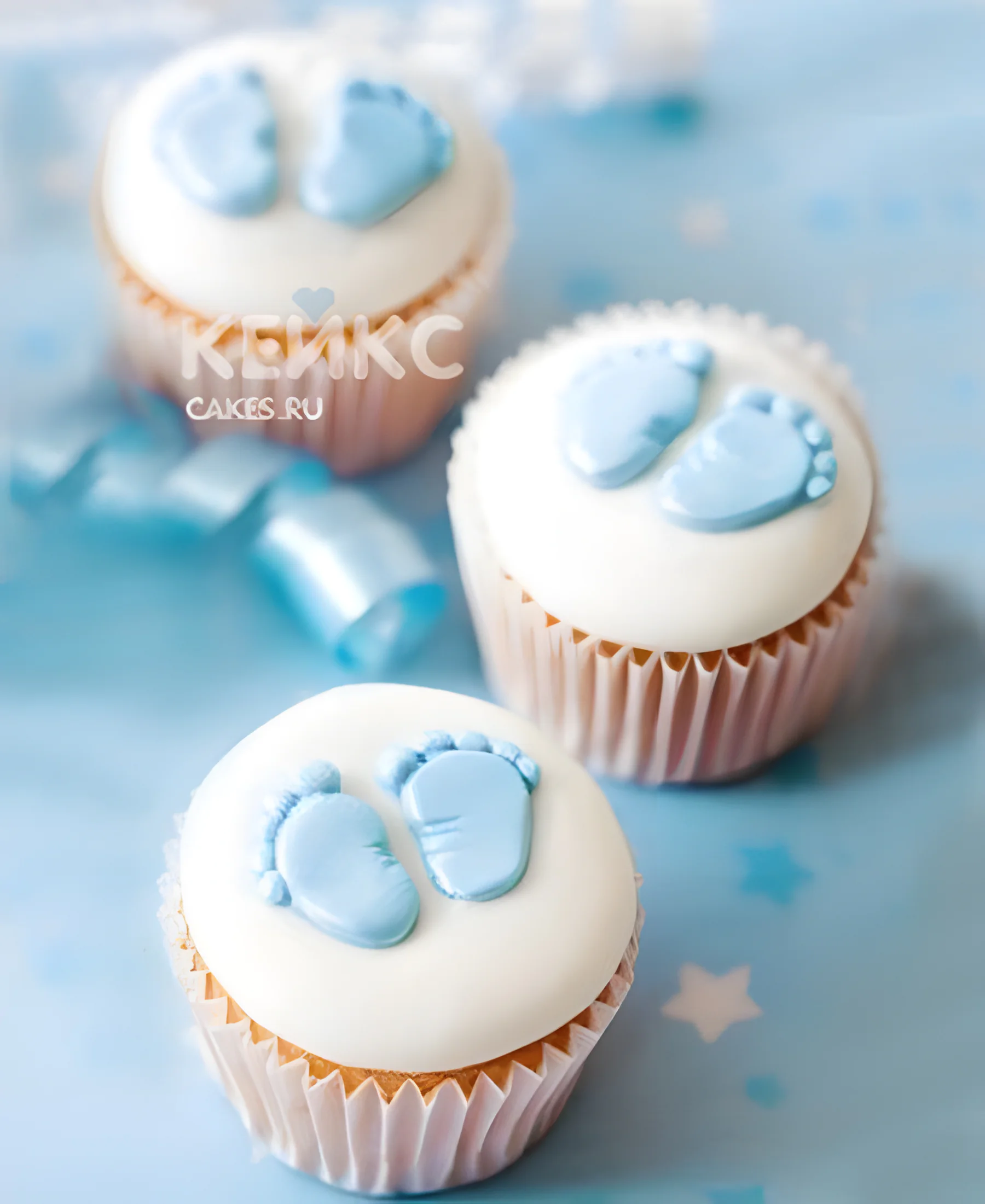 Капкейки со следами ножек на годик мальчику Фото