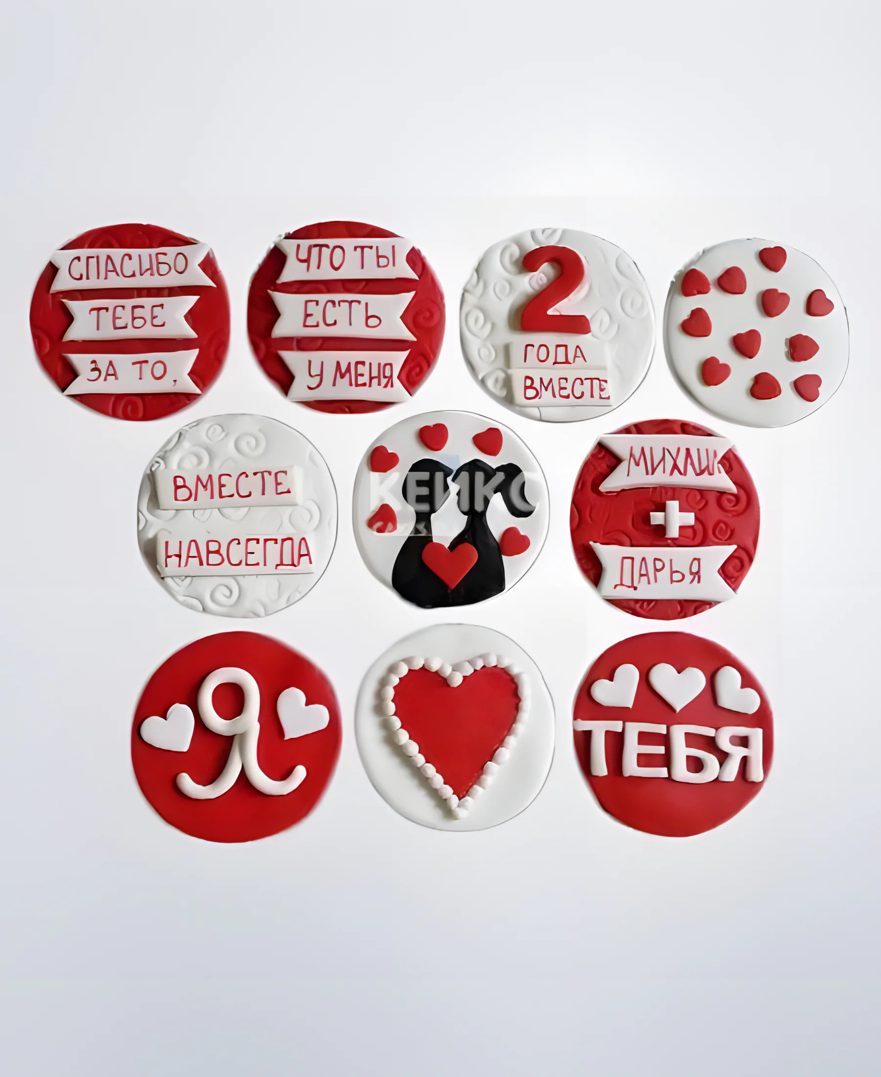 Красно-белые капкейки на годовщину с сердечками и надписями Фото
