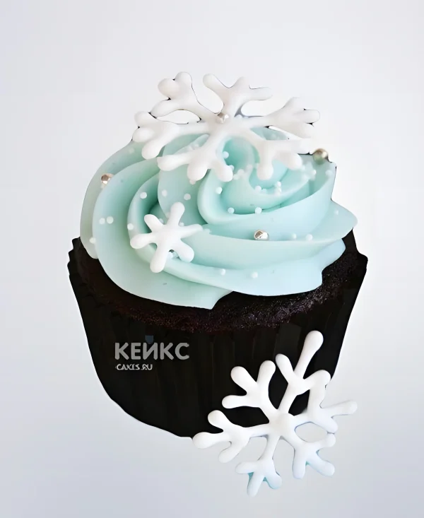 Капкейки на новый год с голубым кремом и снежинками Фото