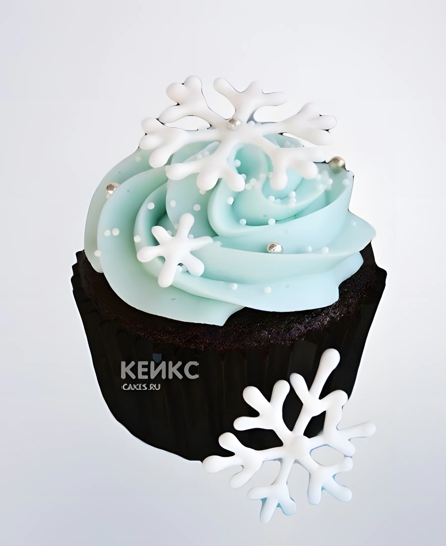 Капкейки на новый год с голубым кремом и снежинками Фото