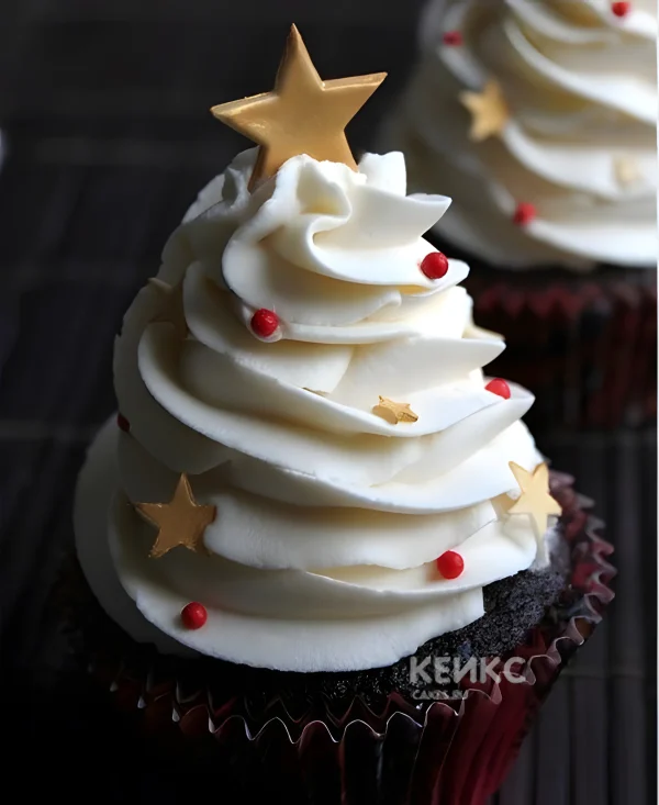 Капкейки на новый год с белым кремом и звездами Фото