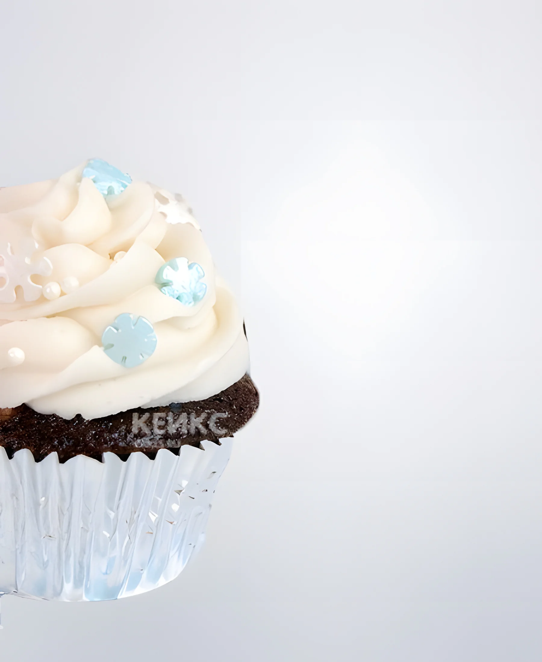 Капкейки на Новый год с белым кремом и снежинками Фото