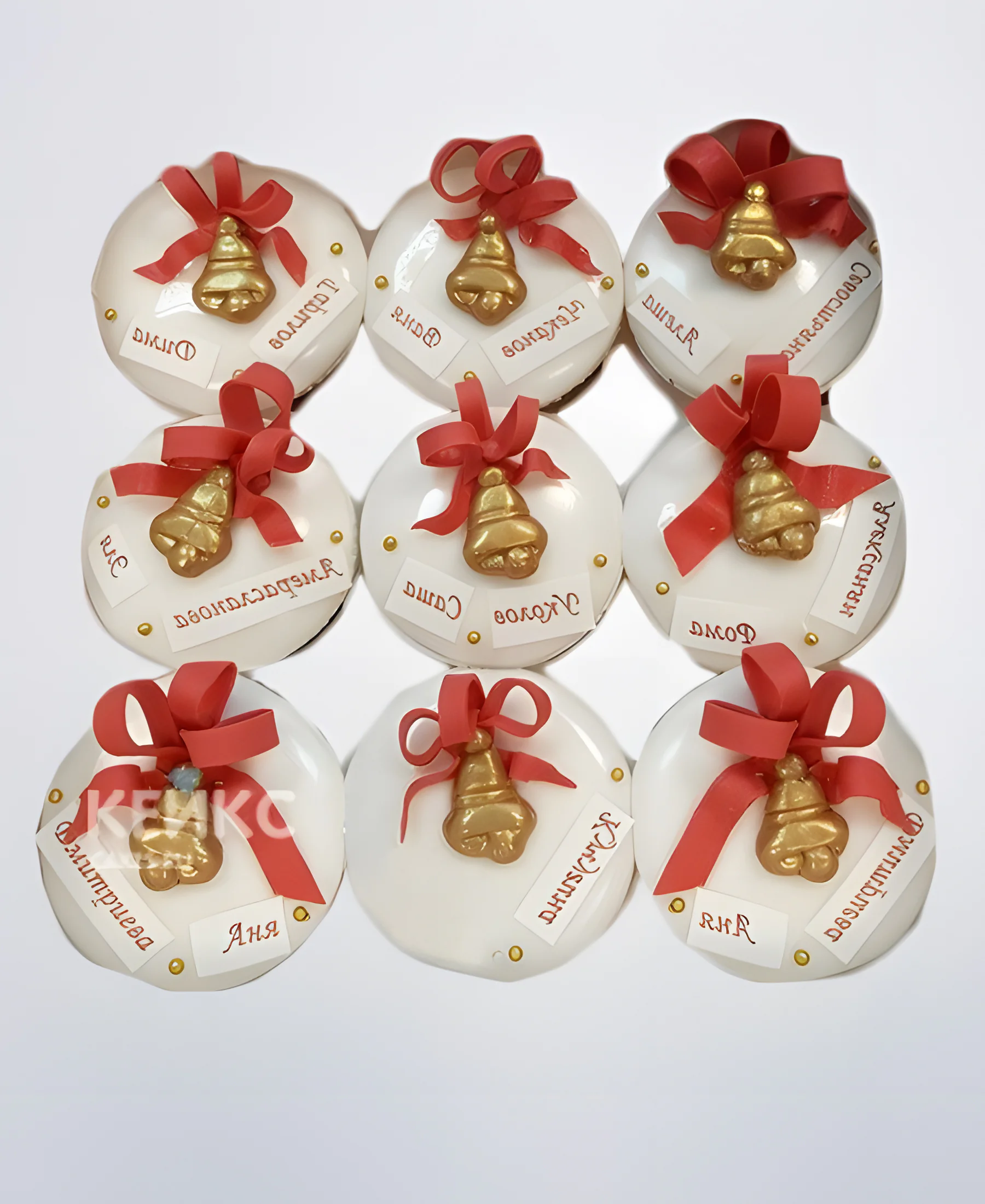 Белый капкейки с колокольчиками на последний звонок Фото