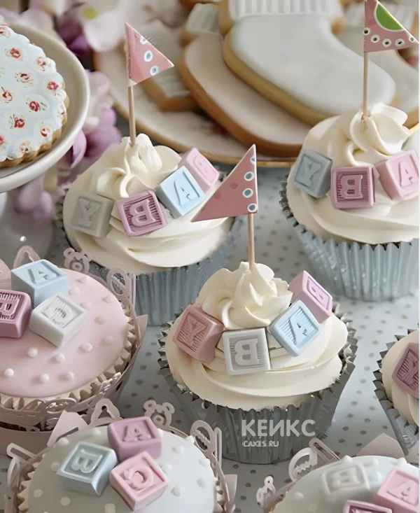 Капкейки с буквами и флажками на выписку из роддома Фото