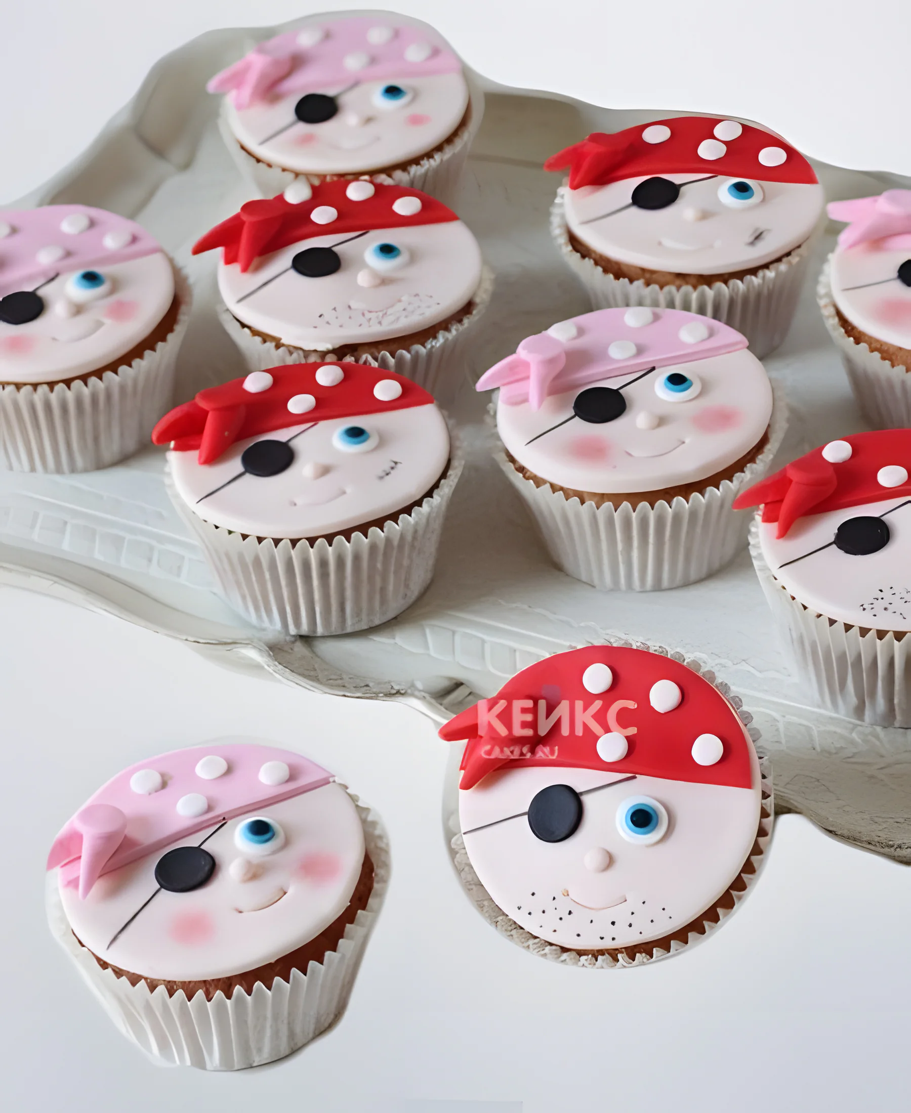 Капкейки красно-розового цвета в пиратском стиле Фото