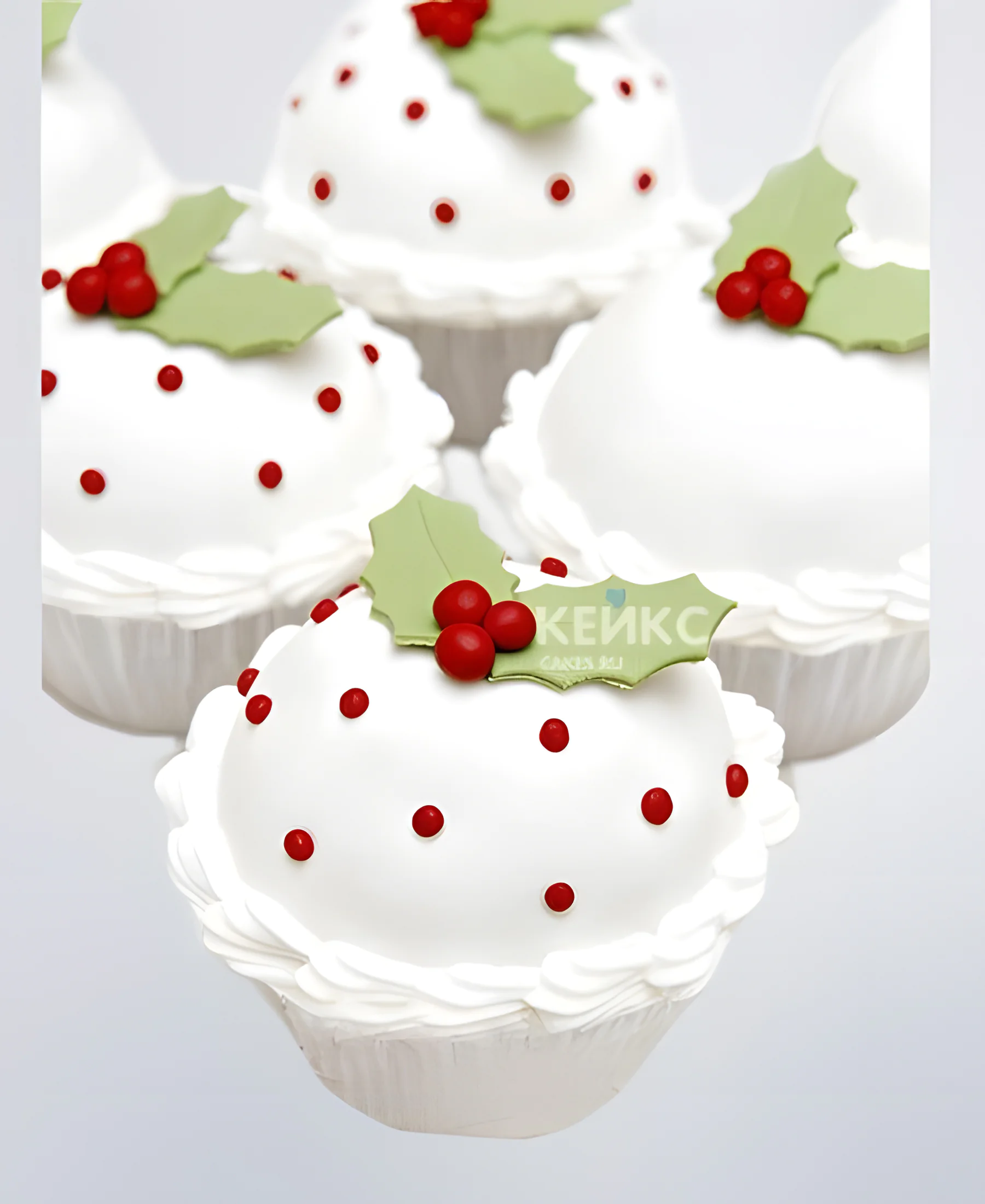 Белые капкейки в красный горошек с цветами Фото