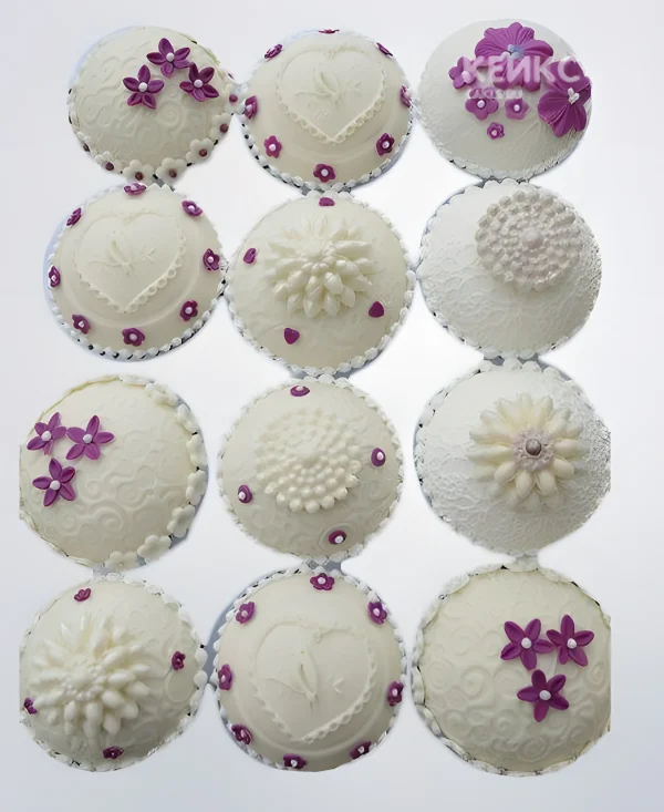 Белые капкейки с сиреневыми цветами Фото