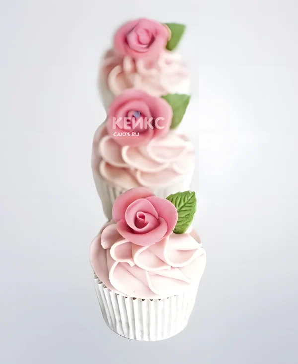 Капкейки с маленькими розовыми цветами Фото
