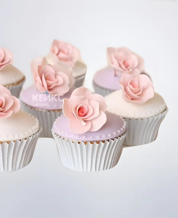 Капкейки с нежно-розовыми цветами из мастики Фото