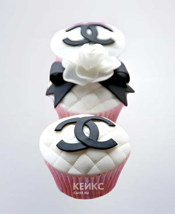 Черно-белые стёганые капкейки с логотипом Шанель Фото