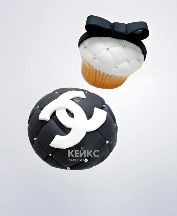 Черно-белые капкейки Шанель с логотипом и бантом Фото