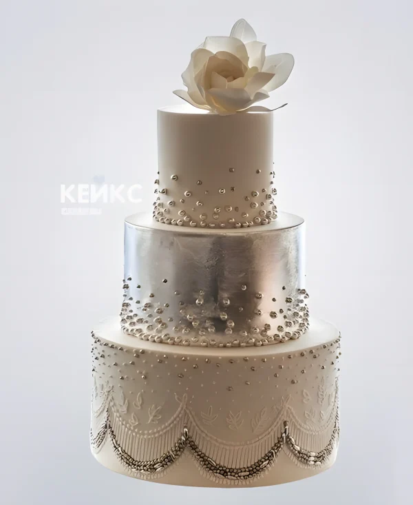 Свадебный торт в бежевом цвете с узорами и цветком Фото