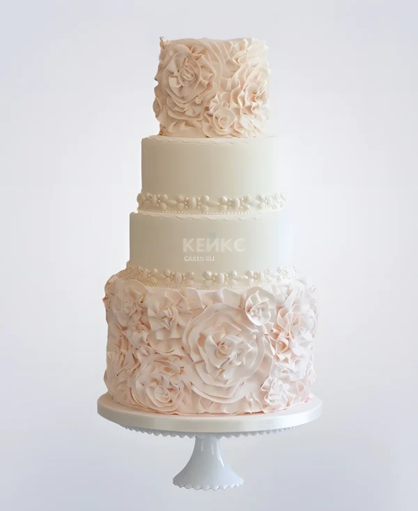 Четырехъярусный бежевый свадебный торт с кружевами Фото
