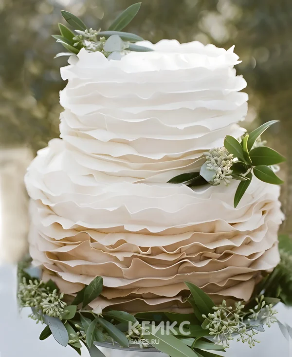 Свадебный торт в бежевых тонах с живыми цветами Фото