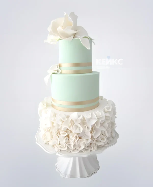Красивый свадебный торт в бирюзовом цвете с рюшами Фото