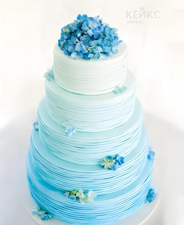 Свадебный торт в бирюзовых тонах с маленькими цветами Фото
