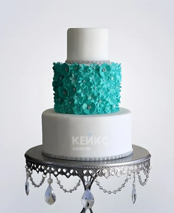 Белый свадебный торт украшенный бирюзовыми цветами Фото