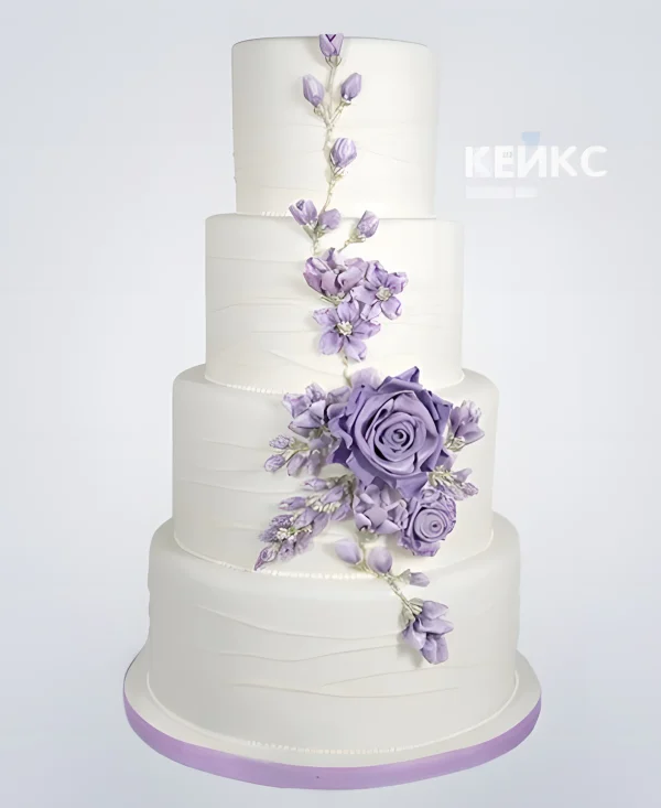 Высокий белый свадебный торт с фиолетовыми цветами Фото