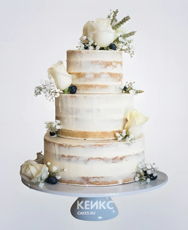 Свадебный торт голый с белыми розами и ягодами Фото