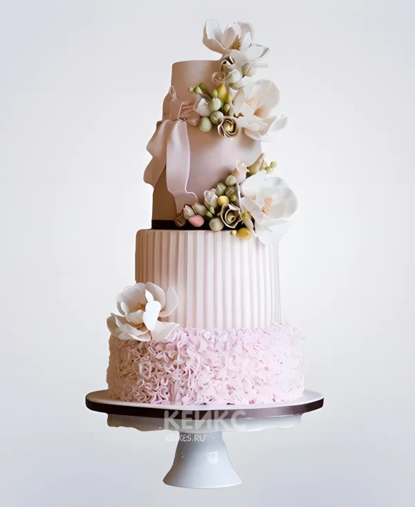 Эксклюзивный розовый свадебный торт с цветами Фото