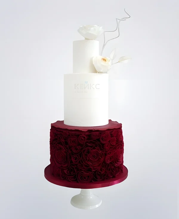 Красно-белый свадебный торт с белыми цветами Фото