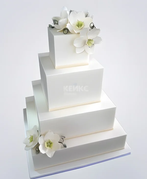 Высокий квадратный свадебный торт с белыми нарциссами Фото
