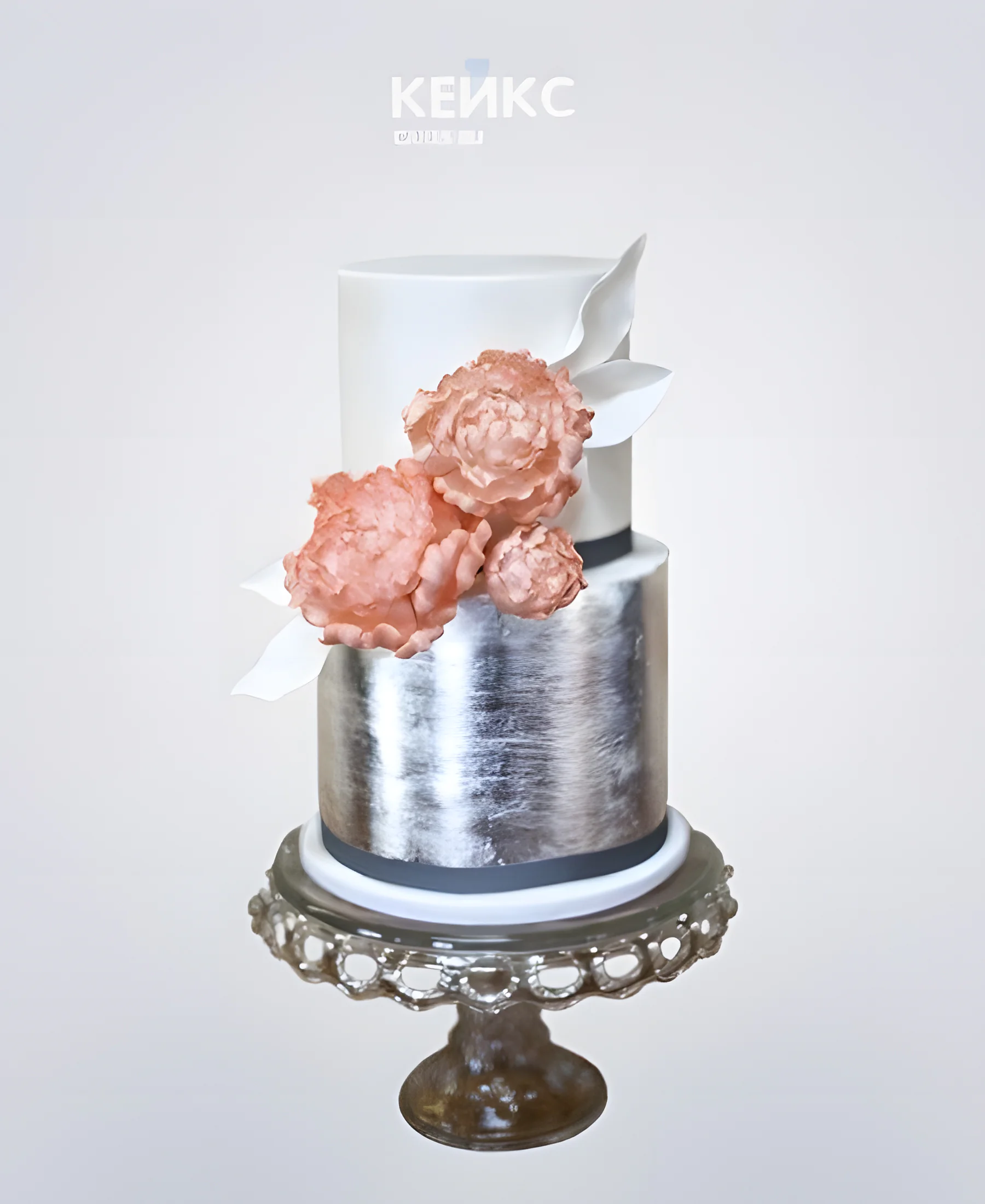 Маленький свадебный торт с цветами Фото