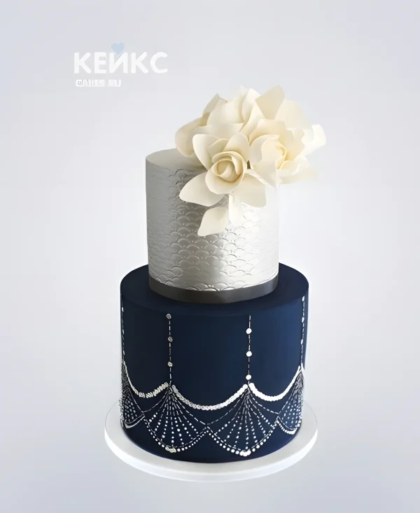 Маленький свадебный торт бело-синего цвета с цветком Фото
