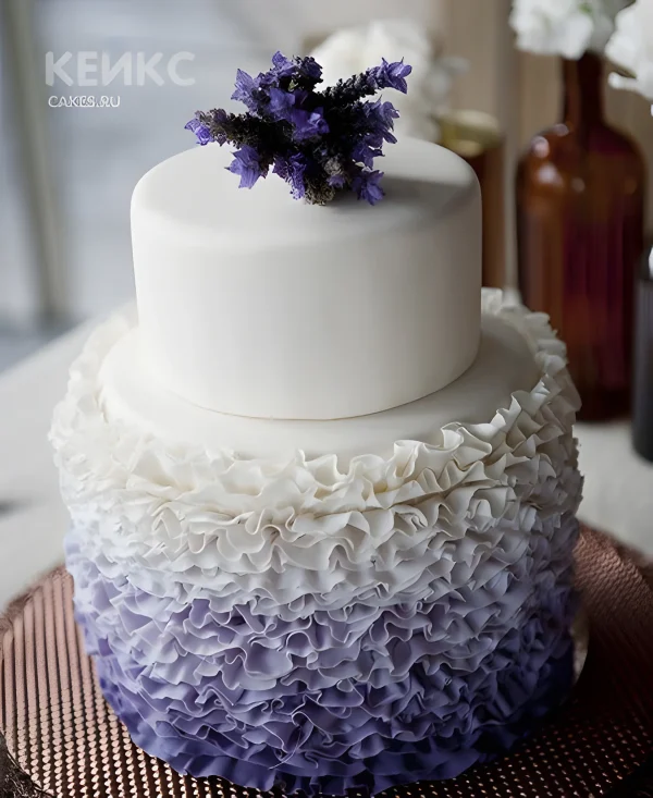 Бело-сиреневый маленький свадебный торт с лавандой Фото