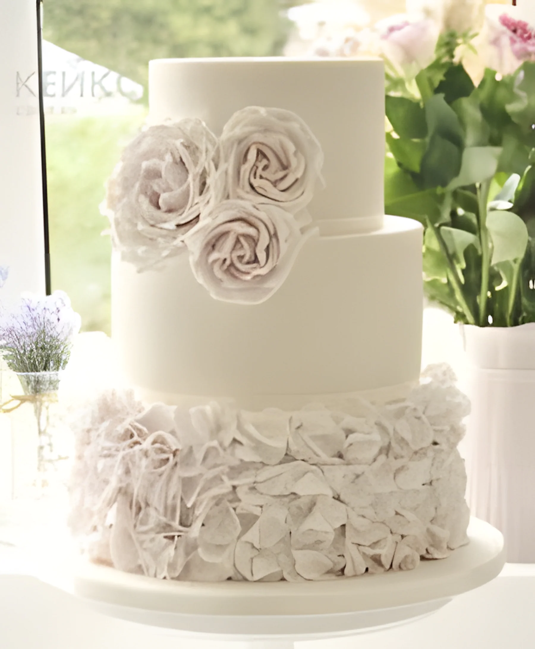 Маленький свадебный торт с цветами и кружевом Фото