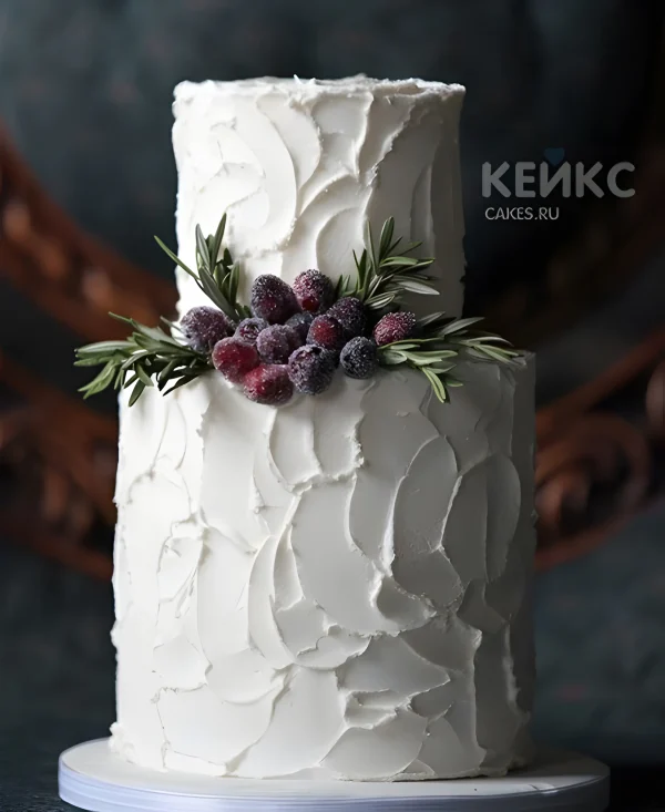 Маленький белый свадебный торт с ягодами и травами Фото